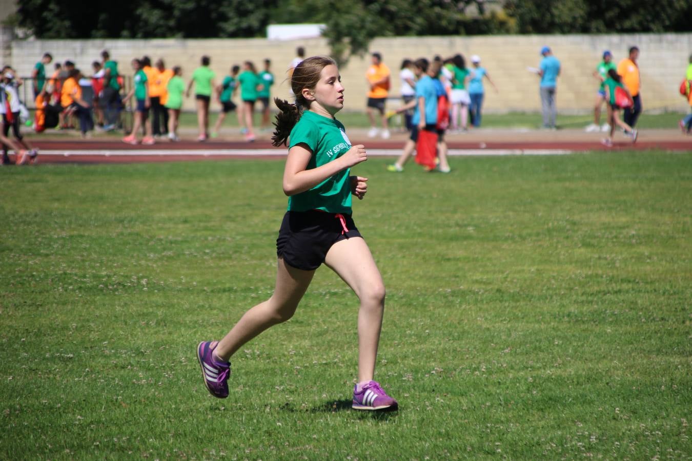 La Ciudad Deportiva 'Manuel Calzado' ha acogido, esta mañana, la celebración de la IV Convivencia Deportiva de Primaria, organizada por el Centro de Profesores y Recursos de esta ciudad con el apoyo del Ayuntamiento de Jerez, la Junta de Extremadura, la Diputación de Badajoz y la Fundación 'Alfonso Gallardo'. Más de 750 escolares de 15 colegios han disfrutado de esta experiencia deportiva con pruebas de atletismo, lanzamiento de peso, salto de altura, salto de longitud y lanzamiento de jabalina.