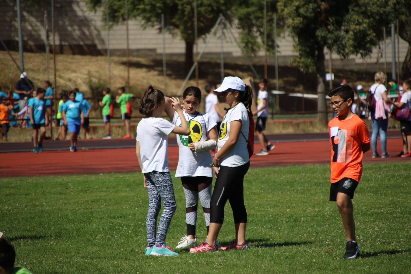 La Ciudad Deportiva 'Manuel Calzado' ha acogido, esta mañana, la celebración de la IV Convivencia Deportiva de Primaria, organizada por el Centro de Profesores y Recursos de esta ciudad con el apoyo del Ayuntamiento de Jerez, la Junta de Extremadura, la Diputación de Badajoz y la Fundación 'Alfonso Gallardo'. Más de 750 escolares de 15 colegios han disfrutado de esta experiencia deportiva con pruebas de atletismo, lanzamiento de peso, salto de altura, salto de longitud y lanzamiento de jabalina.