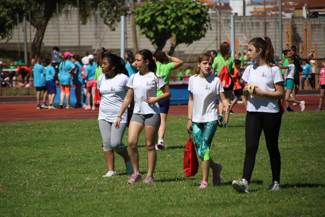 La Ciudad Deportiva 'Manuel Calzado' ha acogido, esta mañana, la celebración de la IV Convivencia Deportiva de Primaria, organizada por el Centro de Profesores y Recursos de esta ciudad con el apoyo del Ayuntamiento de Jerez, la Junta de Extremadura, la Diputación de Badajoz y la Fundación 'Alfonso Gallardo'. Más de 750 escolares de 15 colegios han disfrutado de esta experiencia deportiva con pruebas de atletismo, lanzamiento de peso, salto de altura, salto de longitud y lanzamiento de jabalina.