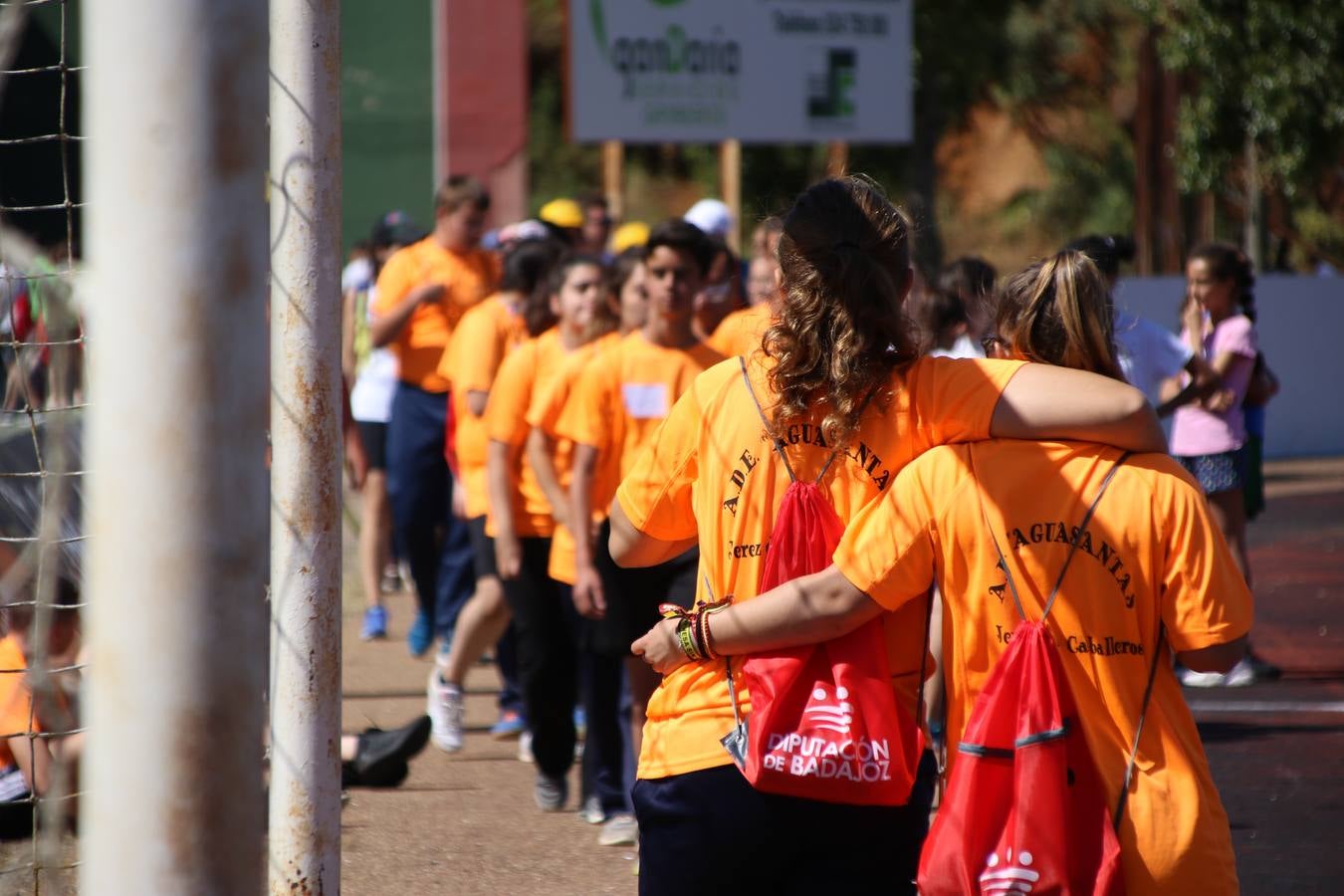 La Ciudad Deportiva 'Manuel Calzado' ha acogido, esta mañana, la celebración de la IV Convivencia Deportiva de Primaria, organizada por el Centro de Profesores y Recursos de esta ciudad con el apoyo del Ayuntamiento de Jerez, la Junta de Extremadura, la Diputación de Badajoz y la Fundación 'Alfonso Gallardo'. Más de 750 escolares de 15 colegios han disfrutado de esta experiencia deportiva con pruebas de atletismo, lanzamiento de peso, salto de altura, salto de longitud y lanzamiento de jabalina.