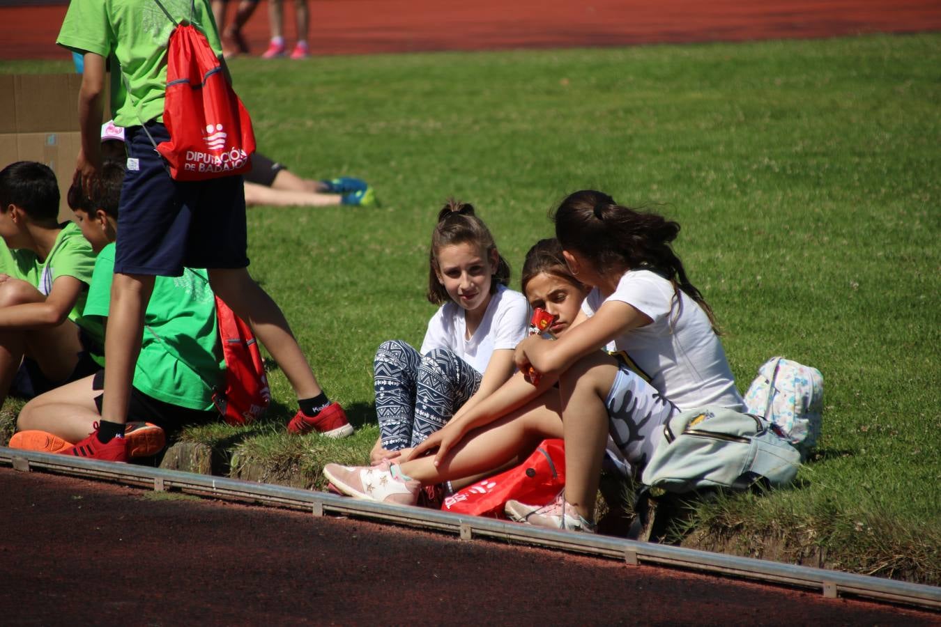 La Ciudad Deportiva 'Manuel Calzado' ha acogido, esta mañana, la celebración de la IV Convivencia Deportiva de Primaria, organizada por el Centro de Profesores y Recursos de esta ciudad con el apoyo del Ayuntamiento de Jerez, la Junta de Extremadura, la Diputación de Badajoz y la Fundación 'Alfonso Gallardo'. Más de 750 escolares de 15 colegios han disfrutado de esta experiencia deportiva con pruebas de atletismo, lanzamiento de peso, salto de altura, salto de longitud y lanzamiento de jabalina.