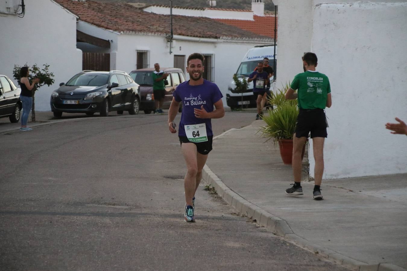 La Bazana acogió, ayer, la tercera edición de la carrera popular Juan José Galván Méndez 'Juanito'. Antonio Grillo Sánchez y María Dolores Pons Díaz fueron los vencedores de la prueba absoluta. La cita consiguió recaudar 405 euros que se destinarán, nuevamente, a la Asociación 'Todos contra la Histiocitosis'.