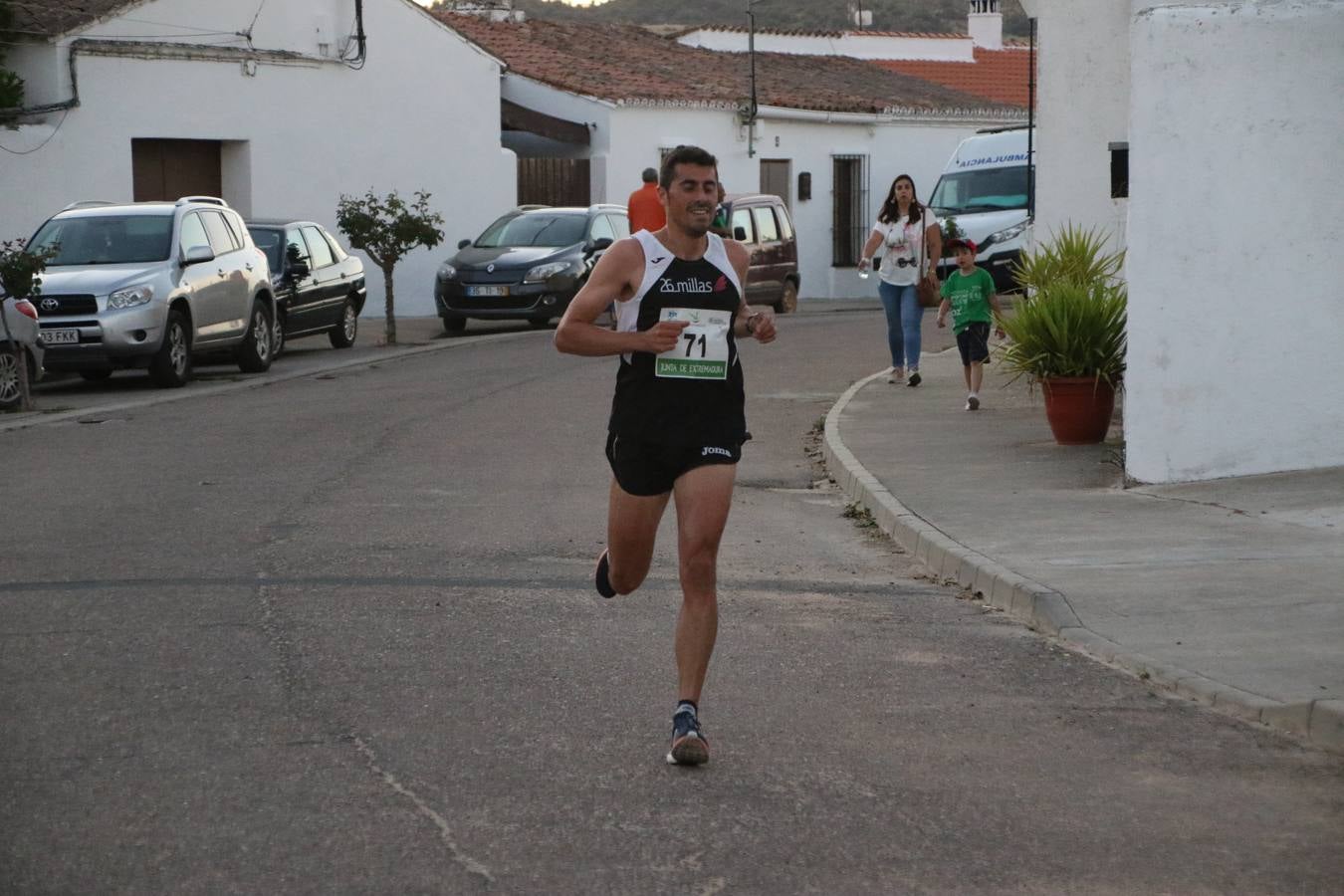 La Bazana acogió, ayer, la tercera edición de la carrera popular Juan José Galván Méndez 'Juanito'. Antonio Grillo Sánchez y María Dolores Pons Díaz fueron los vencedores de la prueba absoluta. La cita consiguió recaudar 405 euros que se destinarán, nuevamente, a la Asociación 'Todos contra la Histiocitosis'.