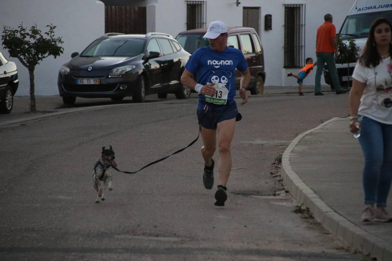 La Bazana acogió, ayer, la tercera edición de la carrera popular Juan José Galván Méndez 'Juanito'. Antonio Grillo Sánchez y María Dolores Pons Díaz fueron los vencedores de la prueba absoluta. La cita consiguió recaudar 405 euros que se destinarán, nuevamente, a la Asociación 'Todos contra la Histiocitosis'.