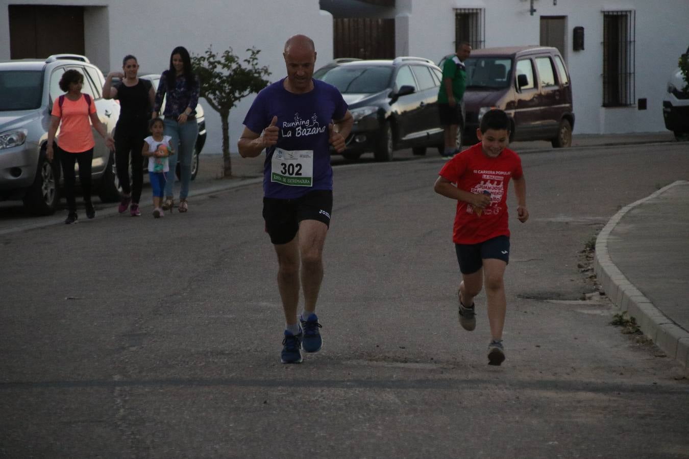 La Bazana acogió, ayer, la tercera edición de la carrera popular Juan José Galván Méndez 'Juanito'. Antonio Grillo Sánchez y María Dolores Pons Díaz fueron los vencedores de la prueba absoluta. La cita consiguió recaudar 405 euros que se destinarán, nuevamente, a la Asociación 'Todos contra la Histiocitosis'.