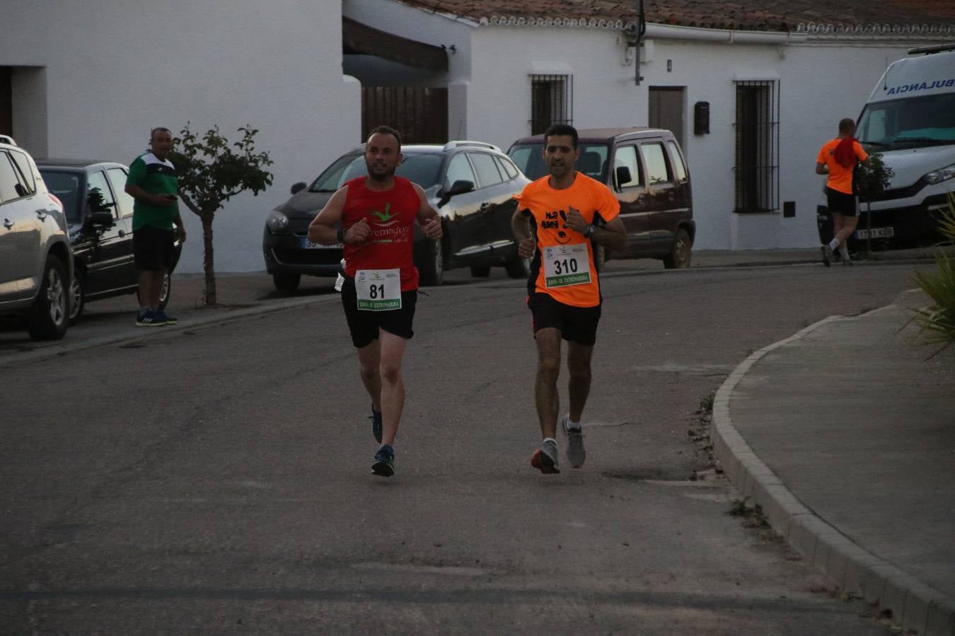 La Bazana acogió, ayer, la tercera edición de la carrera popular Juan José Galván Méndez 'Juanito'. Antonio Grillo Sánchez y María Dolores Pons Díaz fueron los vencedores de la prueba absoluta. La cita consiguió recaudar 405 euros que se destinarán, nuevamente, a la Asociación 'Todos contra la Histiocitosis'.