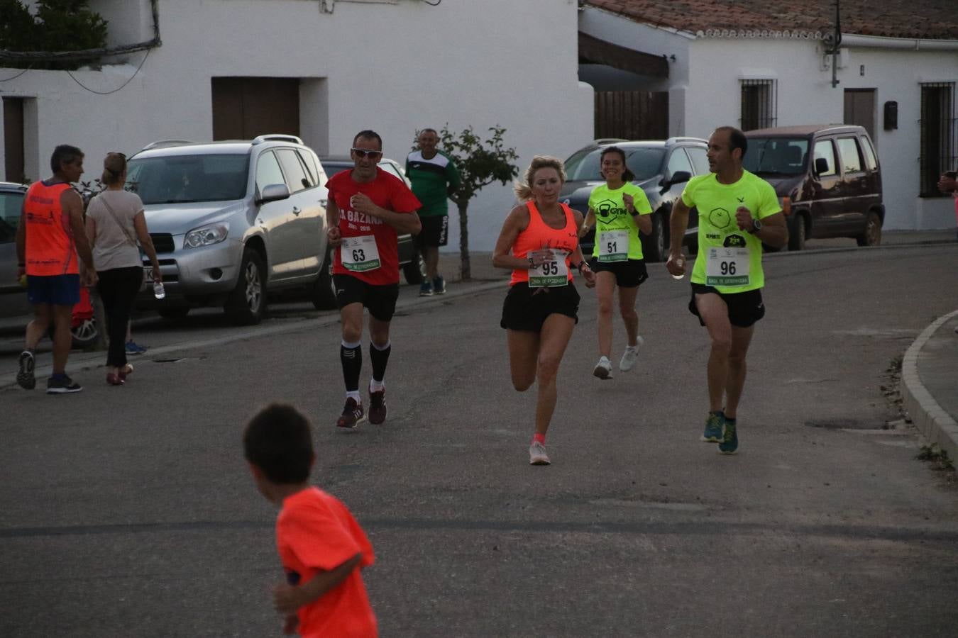 La Bazana acogió, ayer, la tercera edición de la carrera popular Juan José Galván Méndez 'Juanito'. Antonio Grillo Sánchez y María Dolores Pons Díaz fueron los vencedores de la prueba absoluta. La cita consiguió recaudar 405 euros que se destinarán, nuevamente, a la Asociación 'Todos contra la Histiocitosis'.