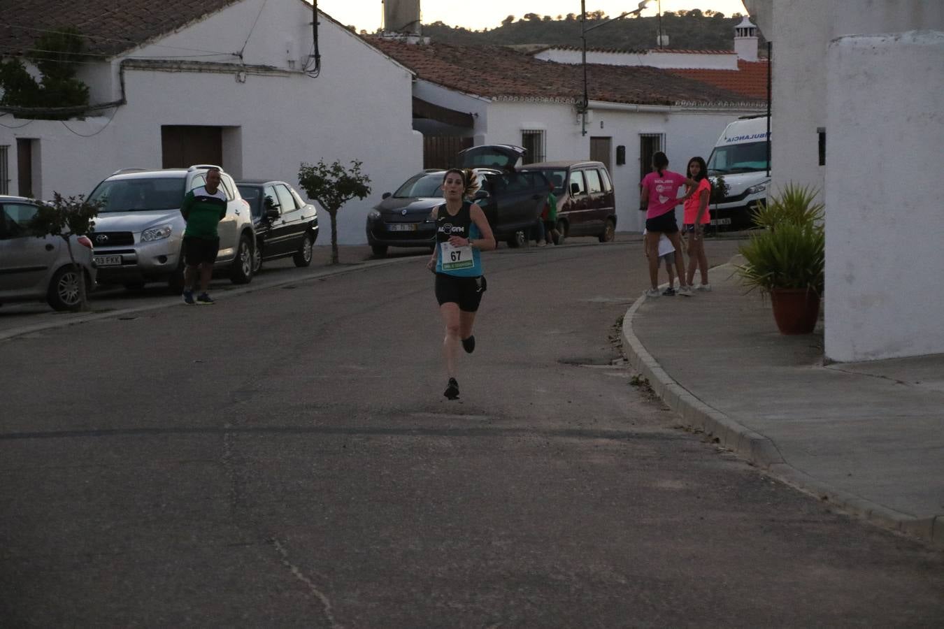 La Bazana acogió, ayer, la tercera edición de la carrera popular Juan José Galván Méndez 'Juanito'. Antonio Grillo Sánchez y María Dolores Pons Díaz fueron los vencedores de la prueba absoluta. La cita consiguió recaudar 405 euros que se destinarán, nuevamente, a la Asociación 'Todos contra la Histiocitosis'.