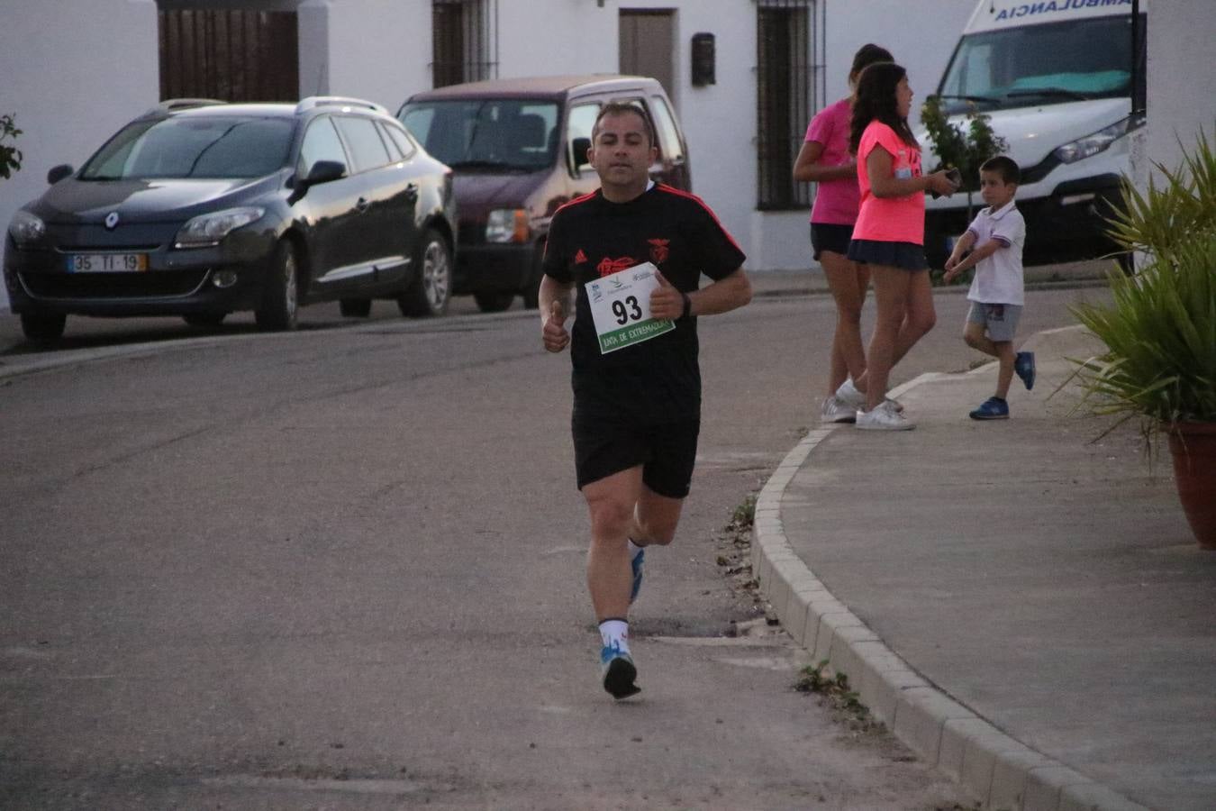 La Bazana acogió, ayer, la tercera edición de la carrera popular Juan José Galván Méndez 'Juanito'. Antonio Grillo Sánchez y María Dolores Pons Díaz fueron los vencedores de la prueba absoluta. La cita consiguió recaudar 405 euros que se destinarán, nuevamente, a la Asociación 'Todos contra la Histiocitosis'.