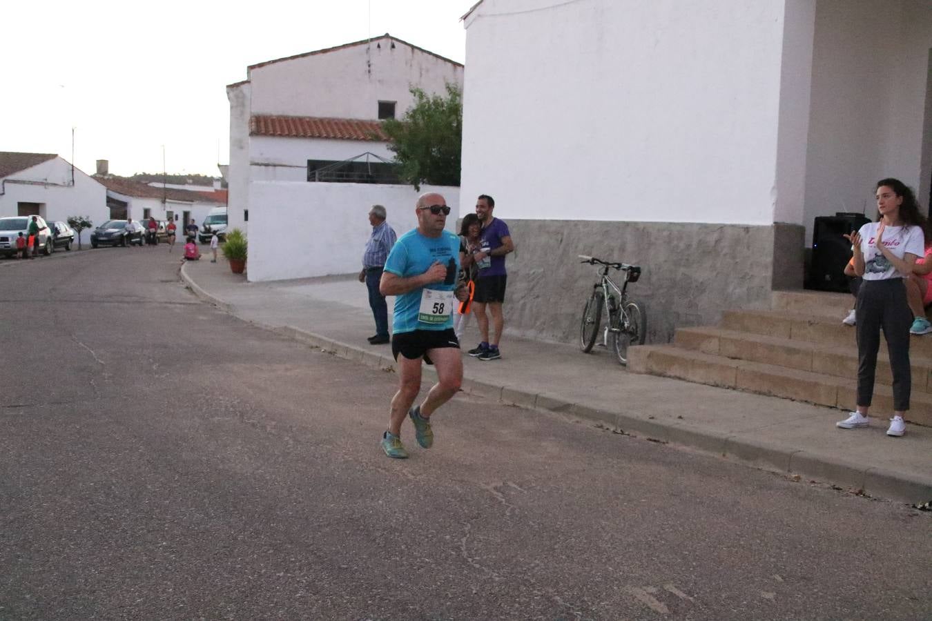 La Bazana acogió, ayer, la tercera edición de la carrera popular Juan José Galván Méndez 'Juanito'. Antonio Grillo Sánchez y María Dolores Pons Díaz fueron los vencedores de la prueba absoluta. La cita consiguió recaudar 405 euros que se destinarán, nuevamente, a la Asociación 'Todos contra la Histiocitosis'.
