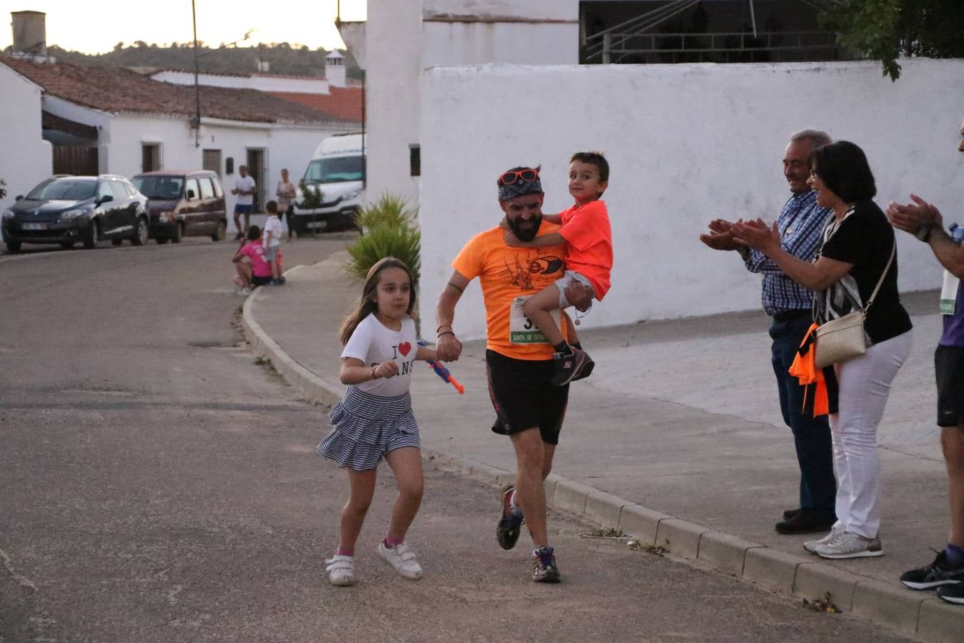 La Bazana acogió, ayer, la tercera edición de la carrera popular Juan José Galván Méndez 'Juanito'. Antonio Grillo Sánchez y María Dolores Pons Díaz fueron los vencedores de la prueba absoluta. La cita consiguió recaudar 405 euros que se destinarán, nuevamente, a la Asociación 'Todos contra la Histiocitosis'.
