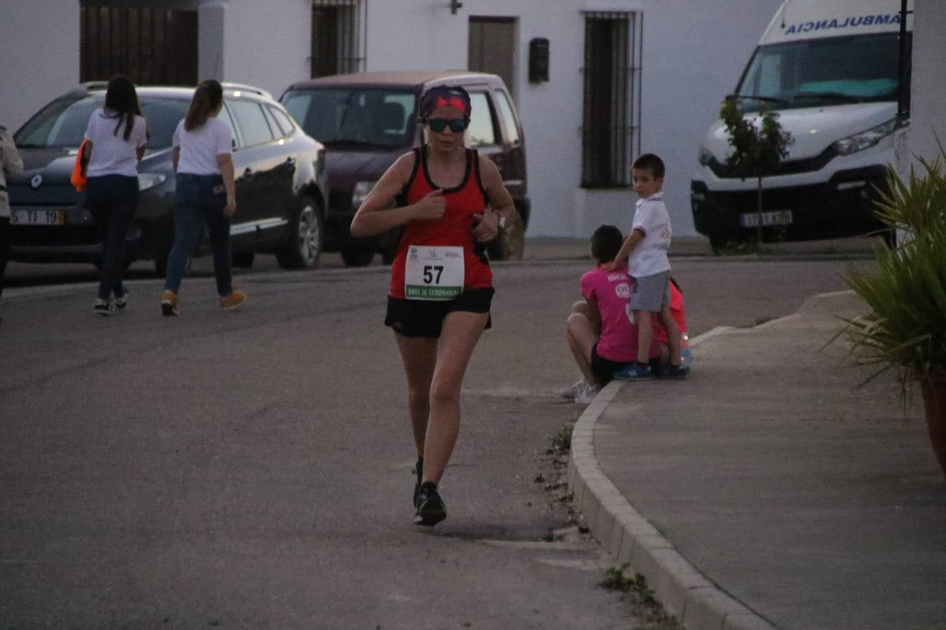 La Bazana acogió, ayer, la tercera edición de la carrera popular Juan José Galván Méndez 'Juanito'. Antonio Grillo Sánchez y María Dolores Pons Díaz fueron los vencedores de la prueba absoluta. La cita consiguió recaudar 405 euros que se destinarán, nuevamente, a la Asociación 'Todos contra la Histiocitosis'.