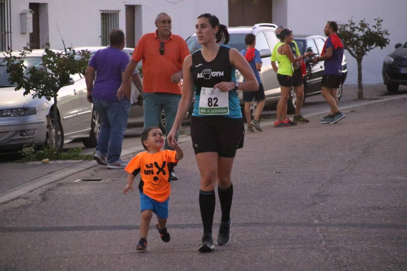 La Bazana acogió, ayer, la tercera edición de la carrera popular Juan José Galván Méndez 'Juanito'. Antonio Grillo Sánchez y María Dolores Pons Díaz fueron los vencedores de la prueba absoluta. La cita consiguió recaudar 405 euros que se destinarán, nuevamente, a la Asociación 'Todos contra la Histiocitosis'.