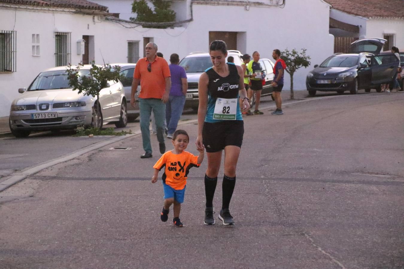 La Bazana acogió, ayer, la tercera edición de la carrera popular Juan José Galván Méndez 'Juanito'. Antonio Grillo Sánchez y María Dolores Pons Díaz fueron los vencedores de la prueba absoluta. La cita consiguió recaudar 405 euros que se destinarán, nuevamente, a la Asociación 'Todos contra la Histiocitosis'.
