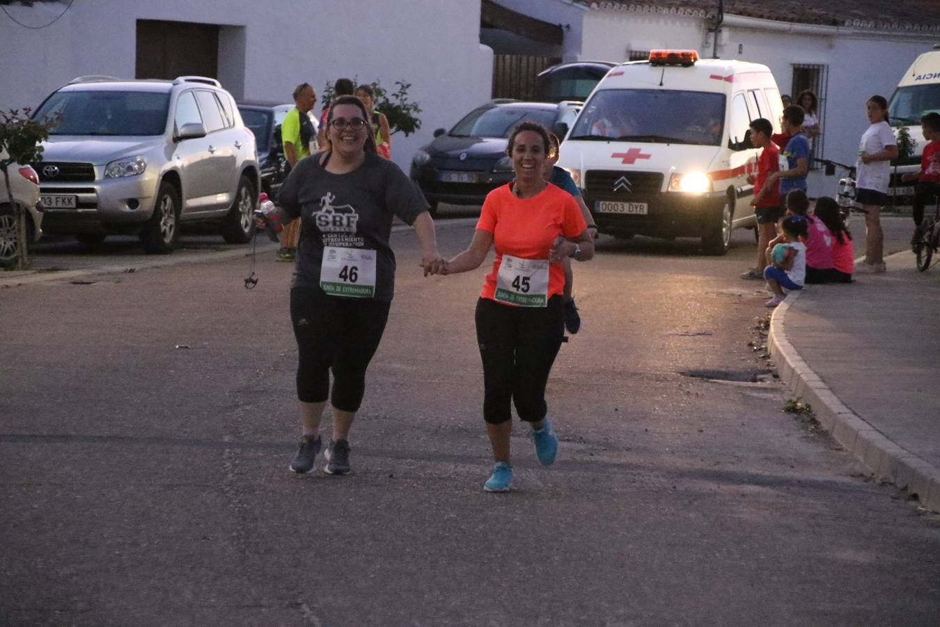 La Bazana acogió, ayer, la tercera edición de la carrera popular Juan José Galván Méndez 'Juanito'. Antonio Grillo Sánchez y María Dolores Pons Díaz fueron los vencedores de la prueba absoluta. La cita consiguió recaudar 405 euros que se destinarán, nuevamente, a la Asociación 'Todos contra la Histiocitosis'.