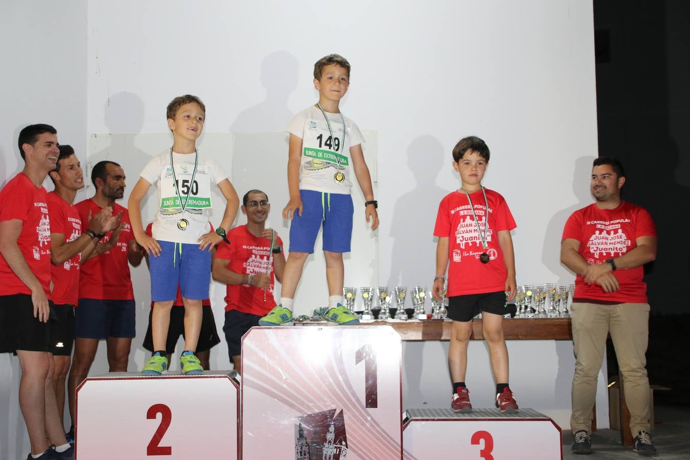 La Bazana acogió, ayer, la tercera edición de la carrera popular Juan José Galván Méndez 'Juanito'. Antonio Grillo Sánchez y María Dolores Pons Díaz fueron los vencedores de la prueba absoluta. La cita consiguió recaudar 405 euros que se destinarán, nuevamente, a la Asociación 'Todos contra la Histiocitosis'.