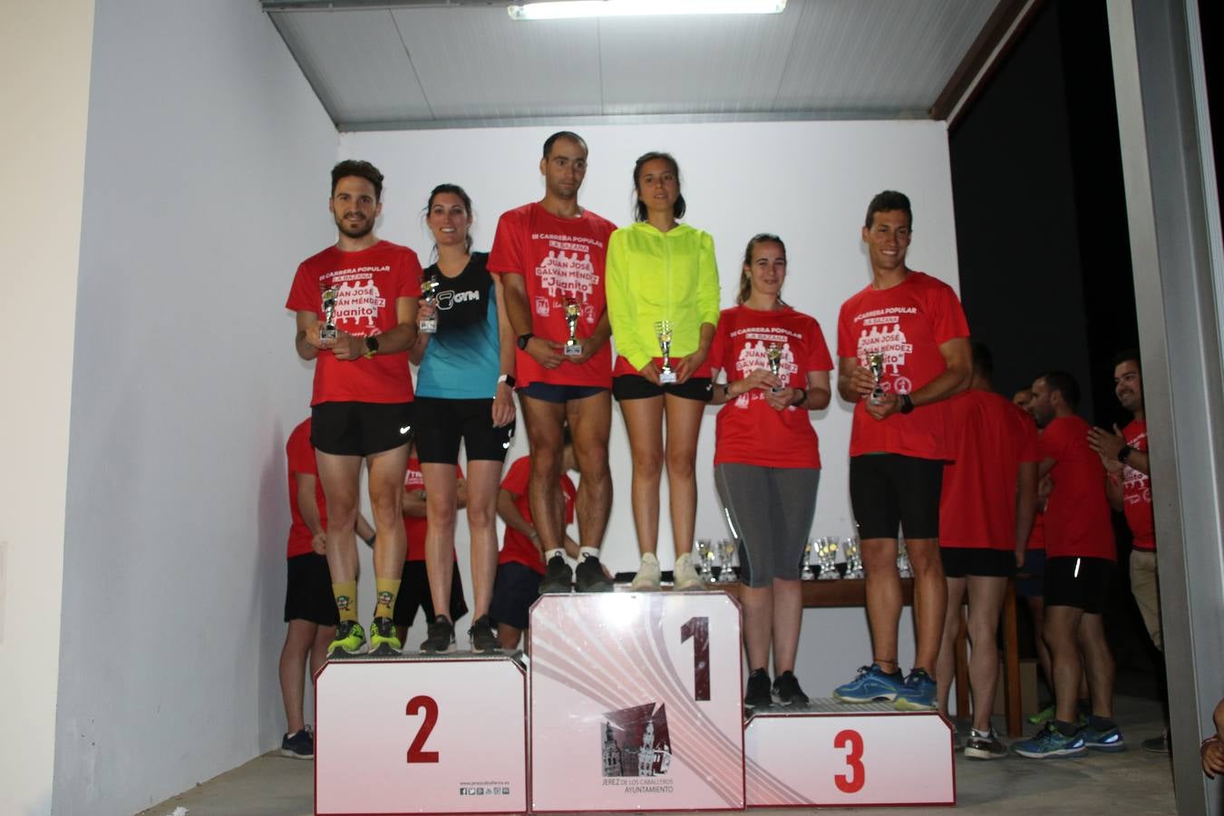 La Bazana acogió, ayer, la tercera edición de la carrera popular Juan José Galván Méndez 'Juanito'. Antonio Grillo Sánchez y María Dolores Pons Díaz fueron los vencedores de la prueba absoluta. La cita consiguió recaudar 405 euros que se destinarán, nuevamente, a la Asociación 'Todos contra la Histiocitosis'.