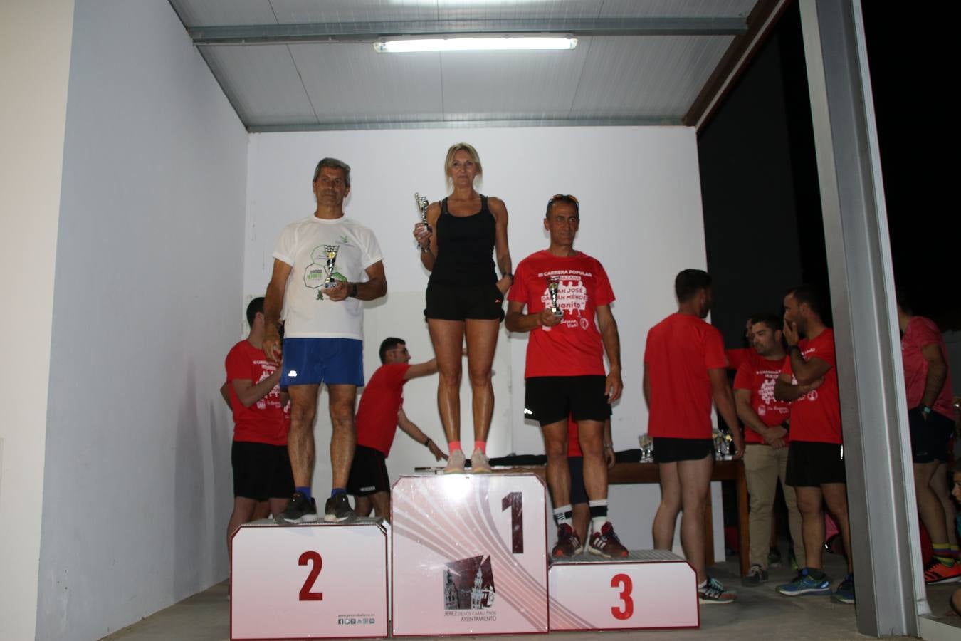 La Bazana acogió, ayer, la tercera edición de la carrera popular Juan José Galván Méndez 'Juanito'. Antonio Grillo Sánchez y María Dolores Pons Díaz fueron los vencedores de la prueba absoluta. La cita consiguió recaudar 405 euros que se destinarán, nuevamente, a la Asociación 'Todos contra la Histiocitosis'.