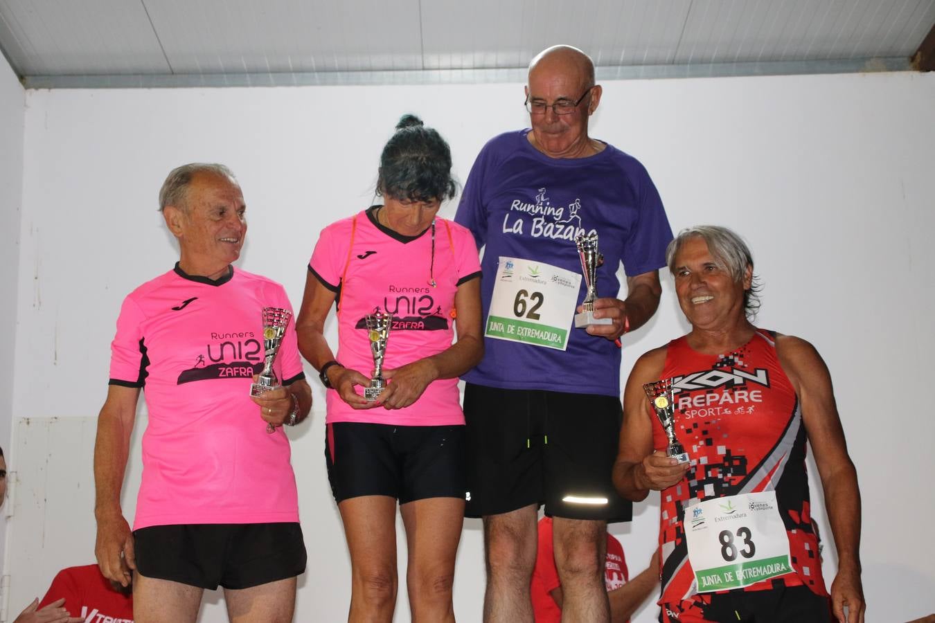 La Bazana acogió, ayer, la tercera edición de la carrera popular Juan José Galván Méndez 'Juanito'. Antonio Grillo Sánchez y María Dolores Pons Díaz fueron los vencedores de la prueba absoluta. La cita consiguió recaudar 405 euros que se destinarán, nuevamente, a la Asociación 'Todos contra la Histiocitosis'.