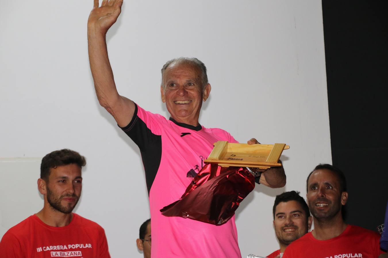 La Bazana acogió, ayer, la tercera edición de la carrera popular Juan José Galván Méndez 'Juanito'. Antonio Grillo Sánchez y María Dolores Pons Díaz fueron los vencedores de la prueba absoluta. La cita consiguió recaudar 405 euros que se destinarán, nuevamente, a la Asociación 'Todos contra la Histiocitosis'.
