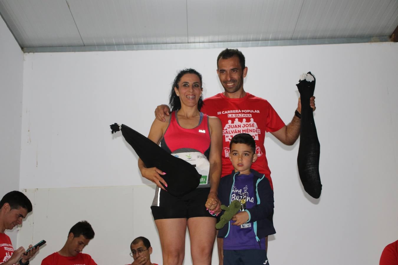 La Bazana acogió, ayer, la tercera edición de la carrera popular Juan José Galván Méndez 'Juanito'. Antonio Grillo Sánchez y María Dolores Pons Díaz fueron los vencedores de la prueba absoluta. La cita consiguió recaudar 405 euros que se destinarán, nuevamente, a la Asociación 'Todos contra la Histiocitosis'.