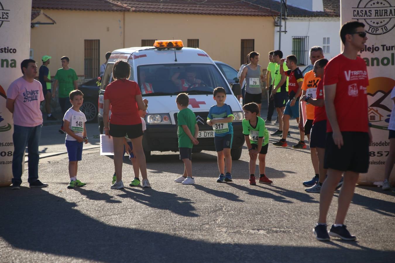 La Bazana acogió, ayer, la tercera edición de la carrera popular Juan José Galván Méndez 'Juanito'. Antonio Grillo Sánchez y María Dolores Pons Díaz fueron los vencedores de la prueba absoluta. La cita consiguió recaudar 405 euros que se destinarán, nuevamente, a la Asociación 'Todos contra la Histiocitosis'.