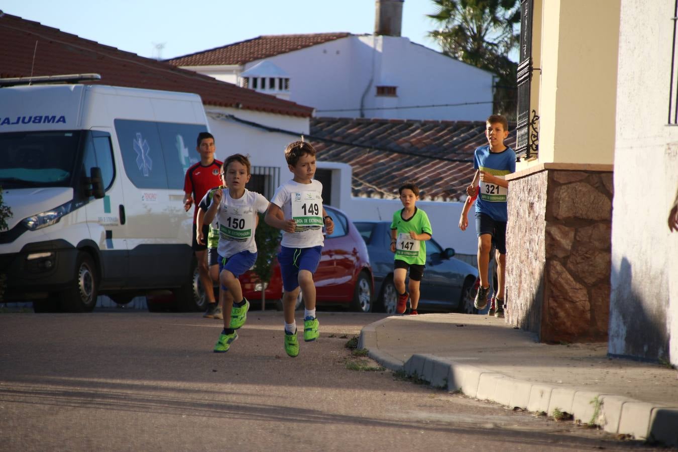La Bazana acogió, ayer, la tercera edición de la carrera popular Juan José Galván Méndez 'Juanito'. Antonio Grillo Sánchez y María Dolores Pons Díaz fueron los vencedores de la prueba absoluta. La cita consiguió recaudar 405 euros que se destinarán, nuevamente, a la Asociación 'Todos contra la Histiocitosis'.