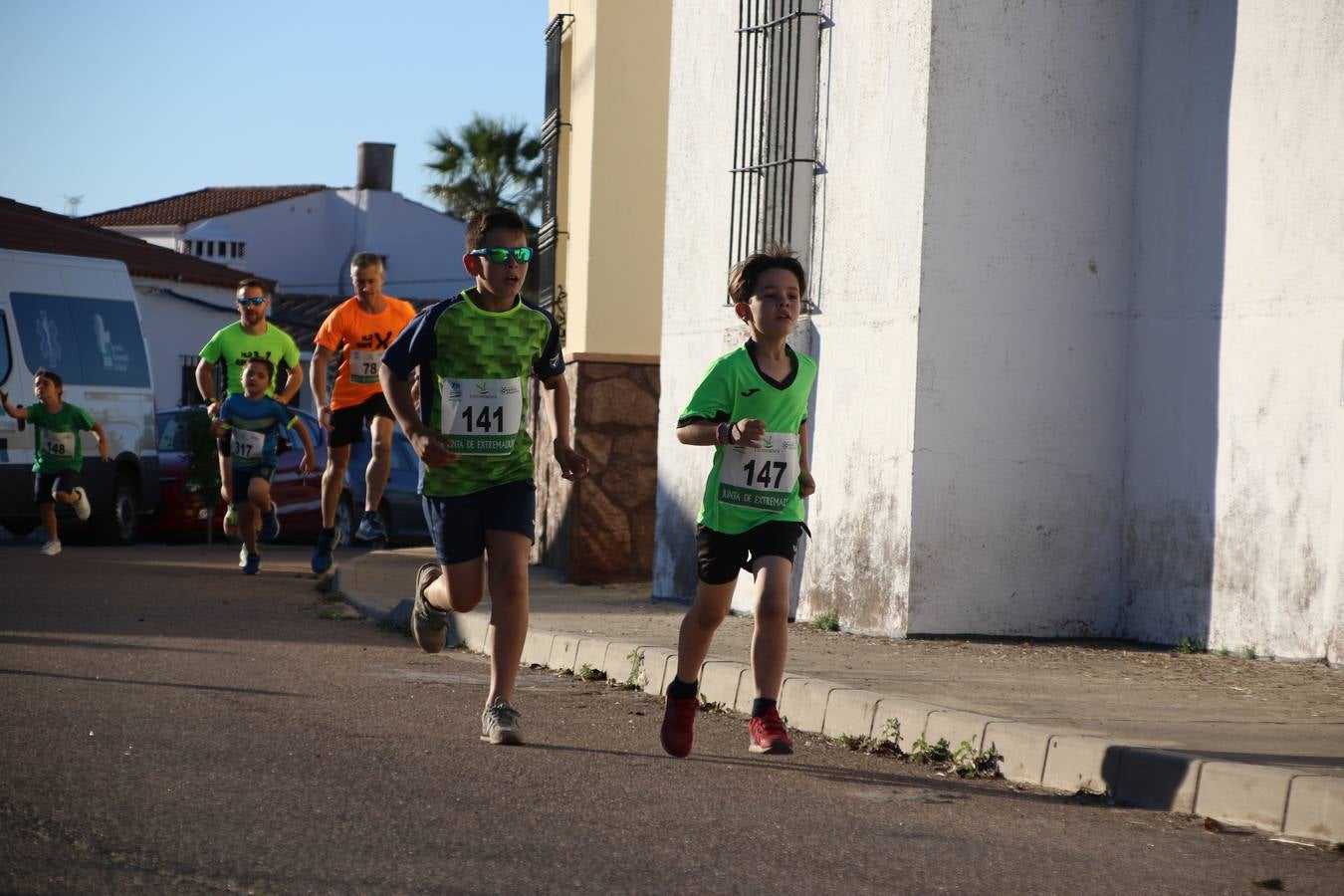 La Bazana acogió, ayer, la tercera edición de la carrera popular Juan José Galván Méndez 'Juanito'. Antonio Grillo Sánchez y María Dolores Pons Díaz fueron los vencedores de la prueba absoluta. La cita consiguió recaudar 405 euros que se destinarán, nuevamente, a la Asociación 'Todos contra la Histiocitosis'.
