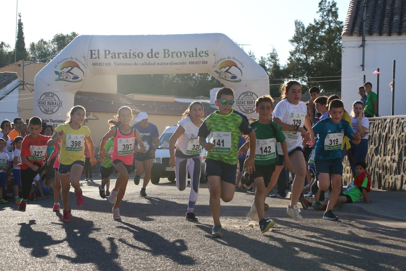 La Bazana acogió, ayer, la tercera edición de la carrera popular Juan José Galván Méndez 'Juanito'. Antonio Grillo Sánchez y María Dolores Pons Díaz fueron los vencedores de la prueba absoluta. La cita consiguió recaudar 405 euros que se destinarán, nuevamente, a la Asociación 'Todos contra la Histiocitosis'.