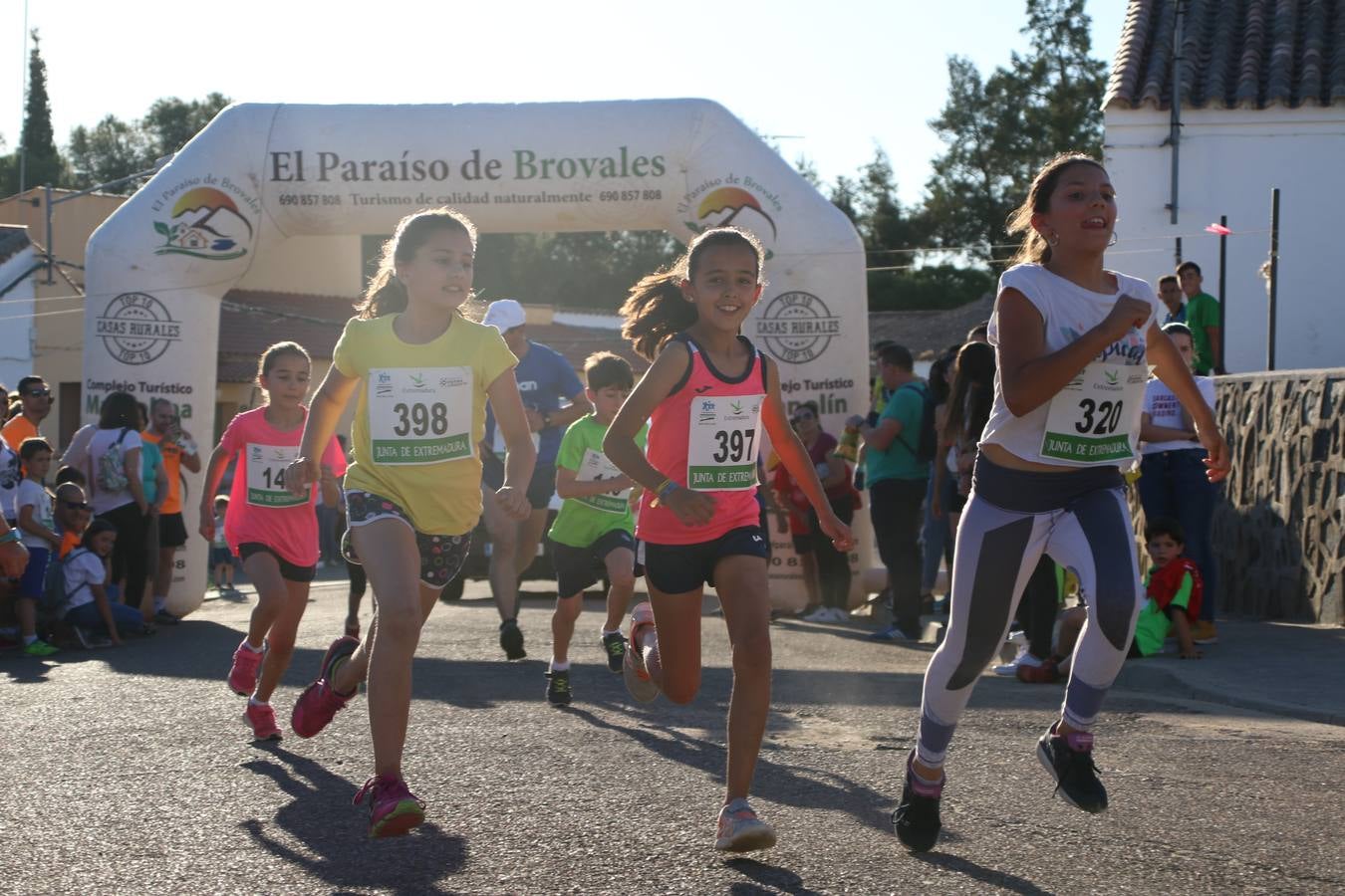 La Bazana acogió, ayer, la tercera edición de la carrera popular Juan José Galván Méndez 'Juanito'. Antonio Grillo Sánchez y María Dolores Pons Díaz fueron los vencedores de la prueba absoluta. La cita consiguió recaudar 405 euros que se destinarán, nuevamente, a la Asociación 'Todos contra la Histiocitosis'.