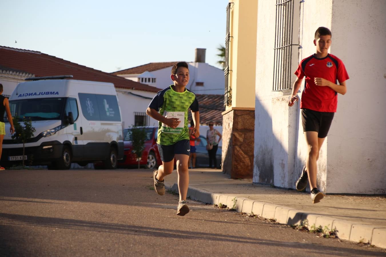 La Bazana acogió, ayer, la tercera edición de la carrera popular Juan José Galván Méndez 'Juanito'. Antonio Grillo Sánchez y María Dolores Pons Díaz fueron los vencedores de la prueba absoluta. La cita consiguió recaudar 405 euros que se destinarán, nuevamente, a la Asociación 'Todos contra la Histiocitosis'.