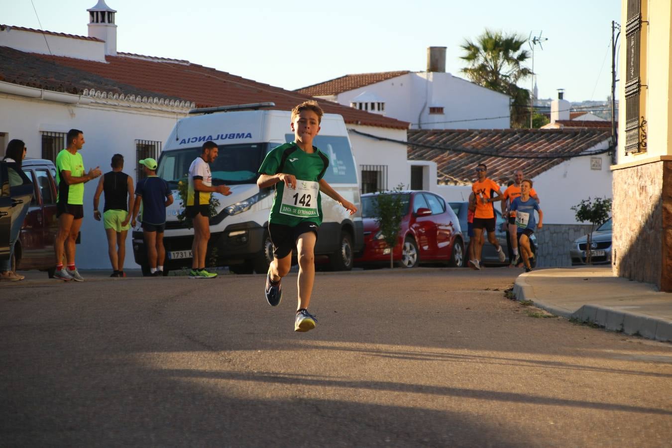 La Bazana acogió, ayer, la tercera edición de la carrera popular Juan José Galván Méndez 'Juanito'. Antonio Grillo Sánchez y María Dolores Pons Díaz fueron los vencedores de la prueba absoluta. La cita consiguió recaudar 405 euros que se destinarán, nuevamente, a la Asociación 'Todos contra la Histiocitosis'.