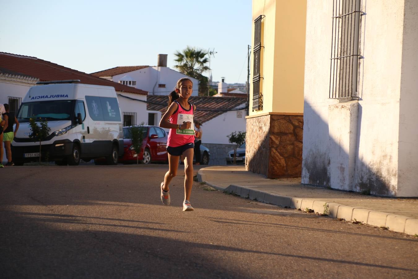 La Bazana acogió, ayer, la tercera edición de la carrera popular Juan José Galván Méndez 'Juanito'. Antonio Grillo Sánchez y María Dolores Pons Díaz fueron los vencedores de la prueba absoluta. La cita consiguió recaudar 405 euros que se destinarán, nuevamente, a la Asociación 'Todos contra la Histiocitosis'.