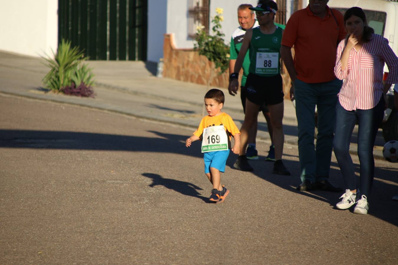 La Bazana acogió, ayer, la tercera edición de la carrera popular Juan José Galván Méndez 'Juanito'. Antonio Grillo Sánchez y María Dolores Pons Díaz fueron los vencedores de la prueba absoluta. La cita consiguió recaudar 405 euros que se destinarán, nuevamente, a la Asociación 'Todos contra la Histiocitosis'.