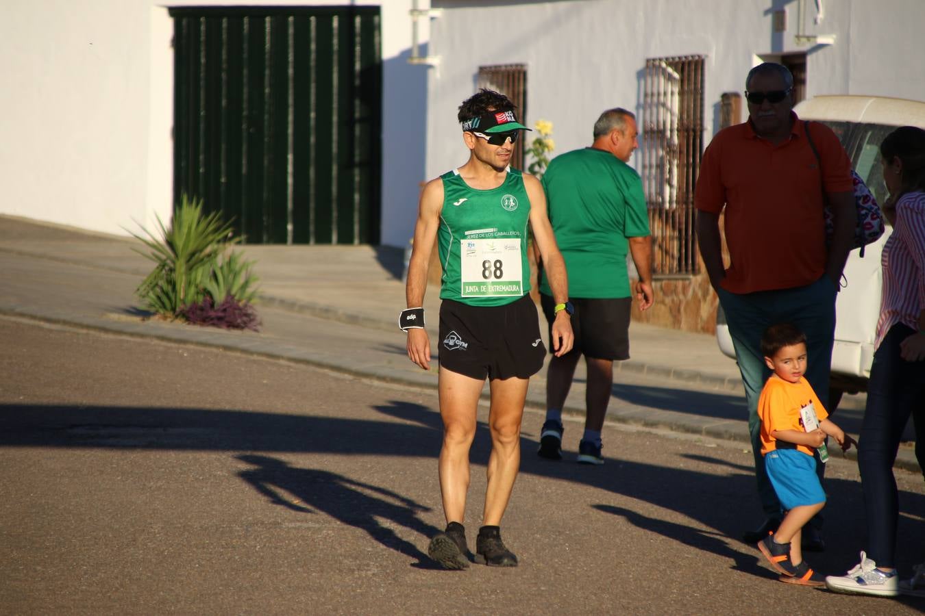 La Bazana acogió, ayer, la tercera edición de la carrera popular Juan José Galván Méndez 'Juanito'. Antonio Grillo Sánchez y María Dolores Pons Díaz fueron los vencedores de la prueba absoluta. La cita consiguió recaudar 405 euros que se destinarán, nuevamente, a la Asociación 'Todos contra la Histiocitosis'.