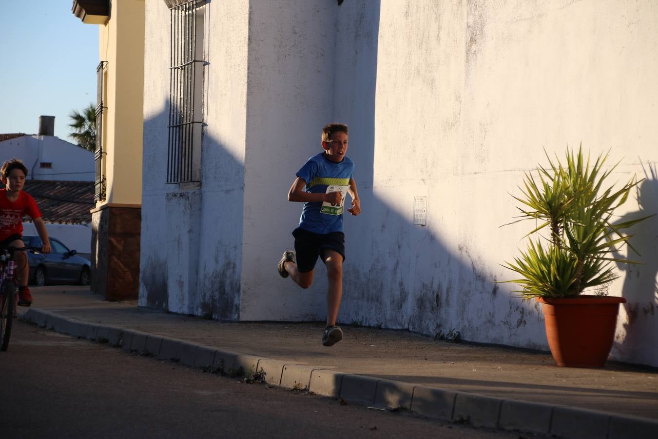 La Bazana acogió, ayer, la tercera edición de la carrera popular Juan José Galván Méndez 'Juanito'. Antonio Grillo Sánchez y María Dolores Pons Díaz fueron los vencedores de la prueba absoluta. La cita consiguió recaudar 405 euros que se destinarán, nuevamente, a la Asociación 'Todos contra la Histiocitosis'.