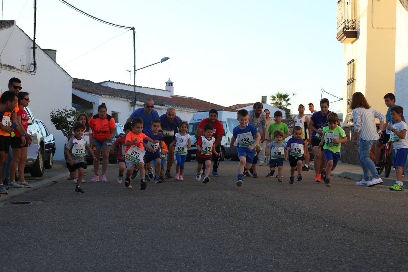 La Bazana acogió, ayer, la tercera edición de la carrera popular Juan José Galván Méndez 'Juanito'. Antonio Grillo Sánchez y María Dolores Pons Díaz fueron los vencedores de la prueba absoluta. La cita consiguió recaudar 405 euros que se destinarán, nuevamente, a la Asociación 'Todos contra la Histiocitosis'.