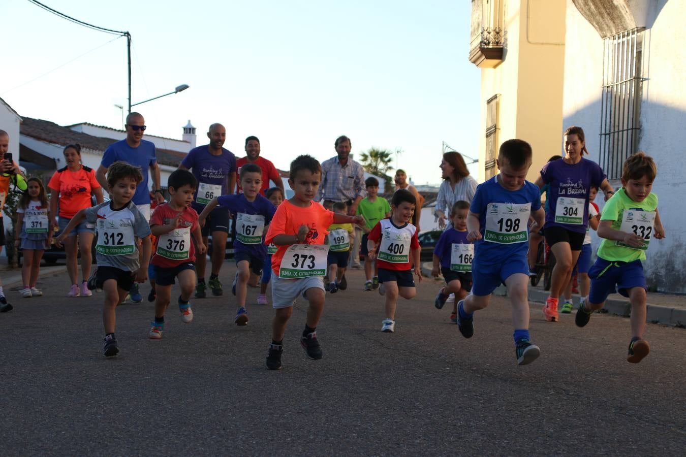 La Bazana acogió, ayer, la tercera edición de la carrera popular Juan José Galván Méndez 'Juanito'. Antonio Grillo Sánchez y María Dolores Pons Díaz fueron los vencedores de la prueba absoluta. La cita consiguió recaudar 405 euros que se destinarán, nuevamente, a la Asociación 'Todos contra la Histiocitosis'.