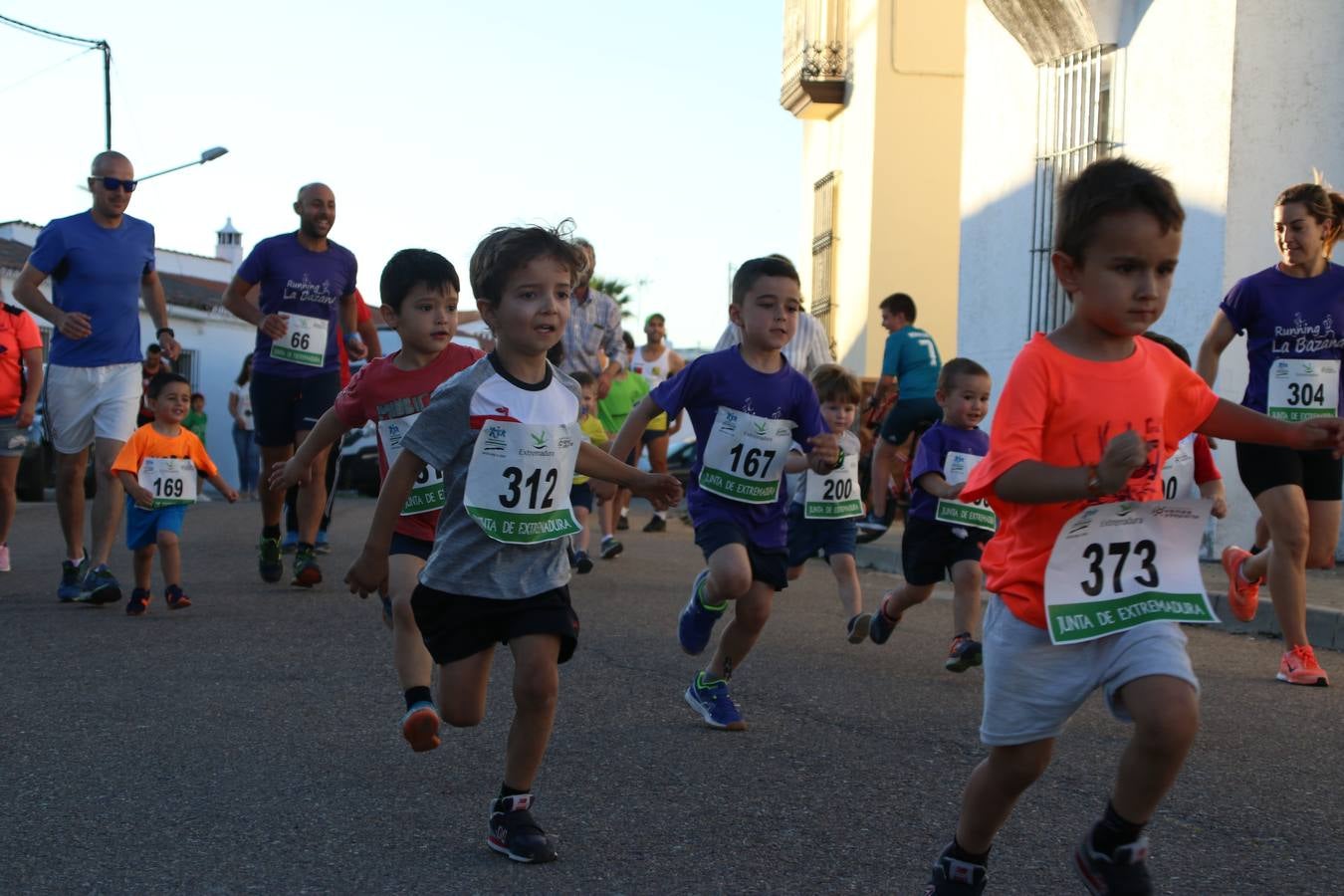 La Bazana acogió, ayer, la tercera edición de la carrera popular Juan José Galván Méndez 'Juanito'. Antonio Grillo Sánchez y María Dolores Pons Díaz fueron los vencedores de la prueba absoluta. La cita consiguió recaudar 405 euros que se destinarán, nuevamente, a la Asociación 'Todos contra la Histiocitosis'.