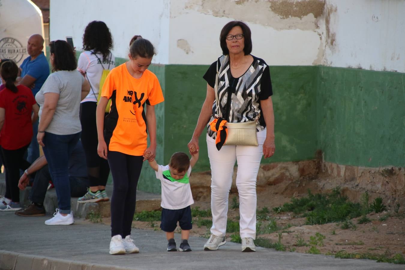 La Bazana acogió, ayer, la tercera edición de la carrera popular Juan José Galván Méndez 'Juanito'. Antonio Grillo Sánchez y María Dolores Pons Díaz fueron los vencedores de la prueba absoluta. La cita consiguió recaudar 405 euros que se destinarán, nuevamente, a la Asociación 'Todos contra la Histiocitosis'.