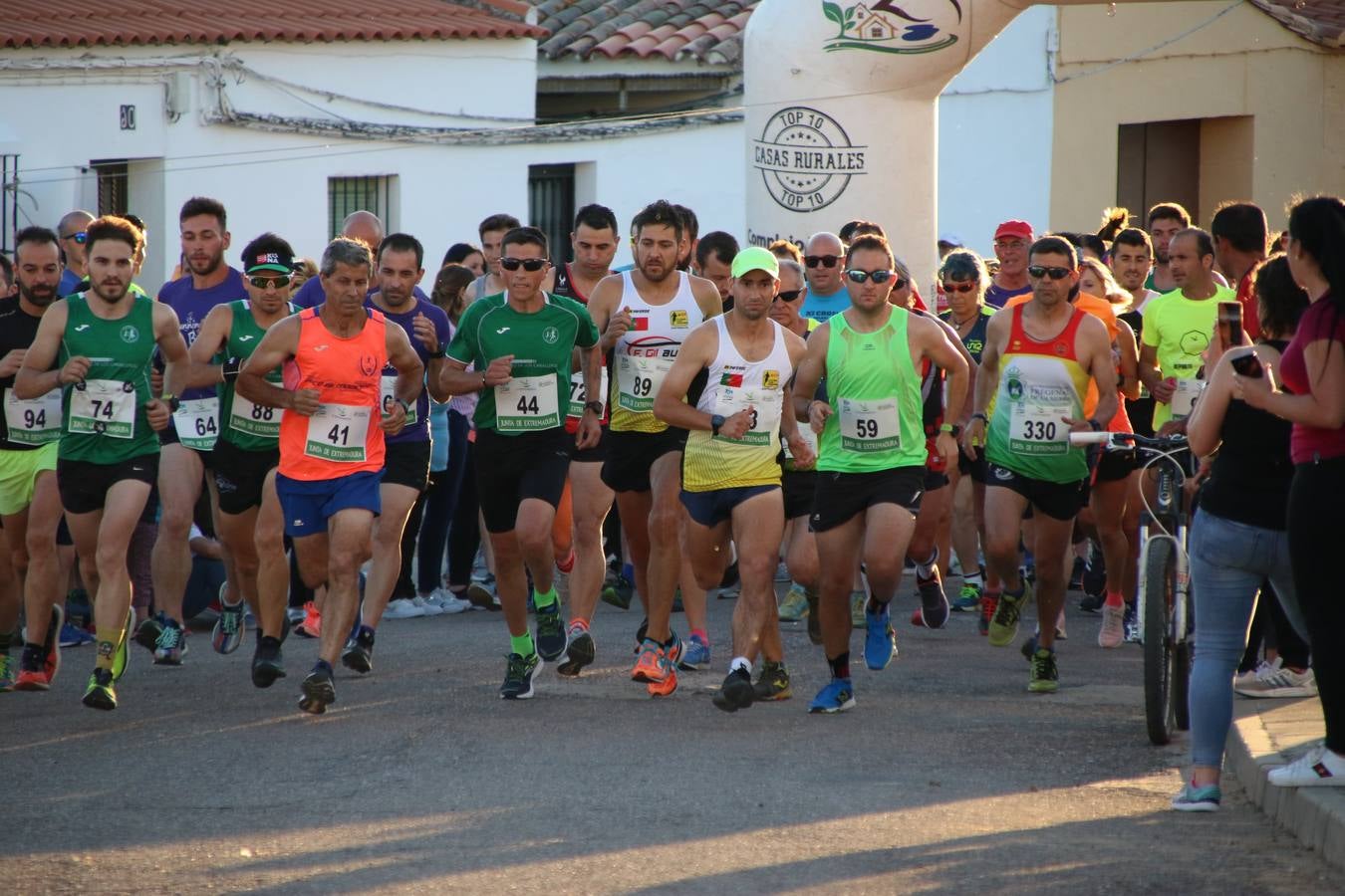 La Bazana acogió, ayer, la tercera edición de la carrera popular Juan José Galván Méndez 'Juanito'. Antonio Grillo Sánchez y María Dolores Pons Díaz fueron los vencedores de la prueba absoluta. La cita consiguió recaudar 405 euros que se destinarán, nuevamente, a la Asociación 'Todos contra la Histiocitosis'.