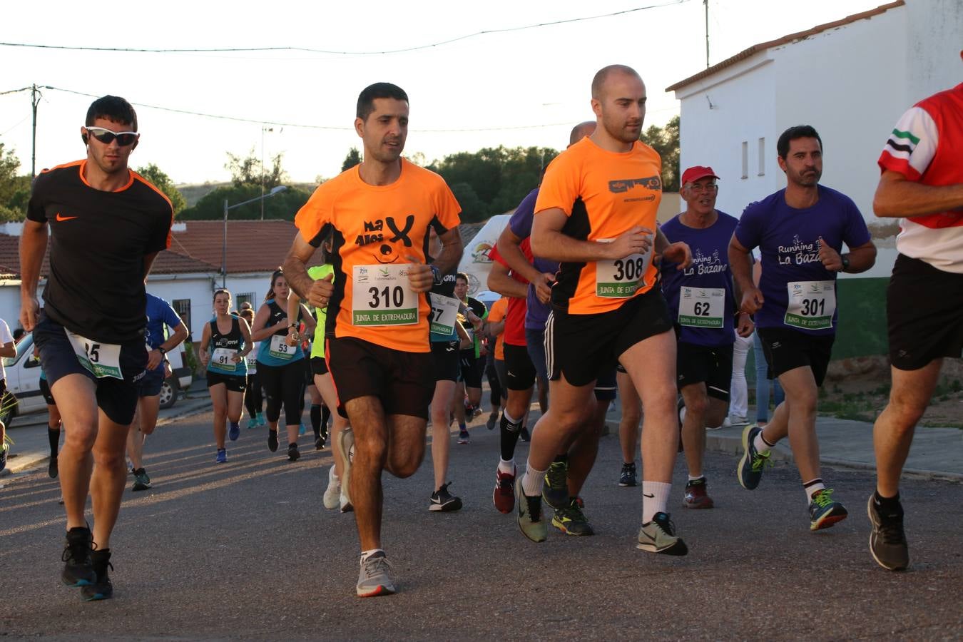 La Bazana acogió, ayer, la tercera edición de la carrera popular Juan José Galván Méndez 'Juanito'. Antonio Grillo Sánchez y María Dolores Pons Díaz fueron los vencedores de la prueba absoluta. La cita consiguió recaudar 405 euros que se destinarán, nuevamente, a la Asociación 'Todos contra la Histiocitosis'.