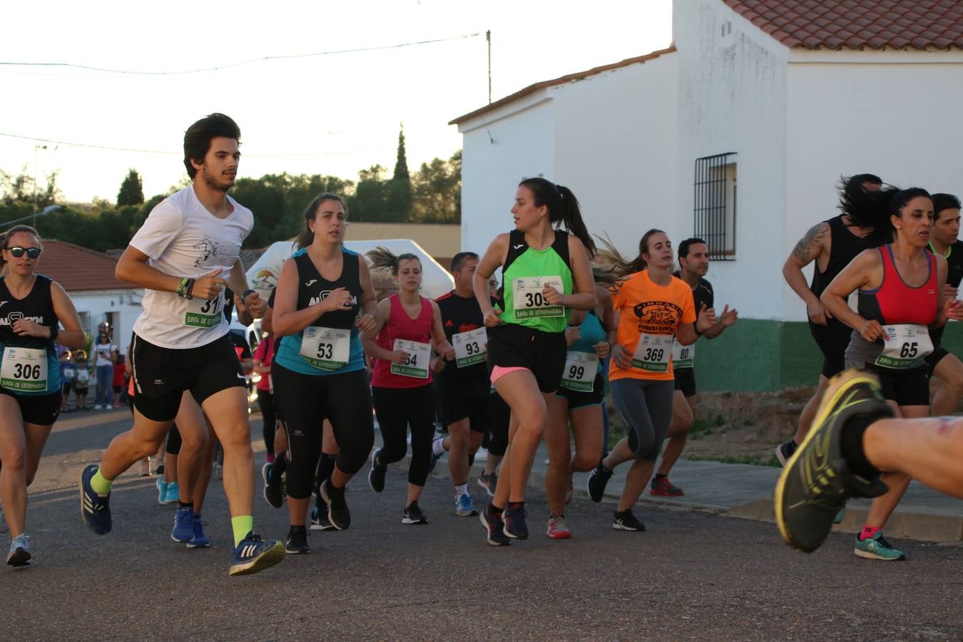 La Bazana acogió, ayer, la tercera edición de la carrera popular Juan José Galván Méndez 'Juanito'. Antonio Grillo Sánchez y María Dolores Pons Díaz fueron los vencedores de la prueba absoluta. La cita consiguió recaudar 405 euros que se destinarán, nuevamente, a la Asociación 'Todos contra la Histiocitosis'.
