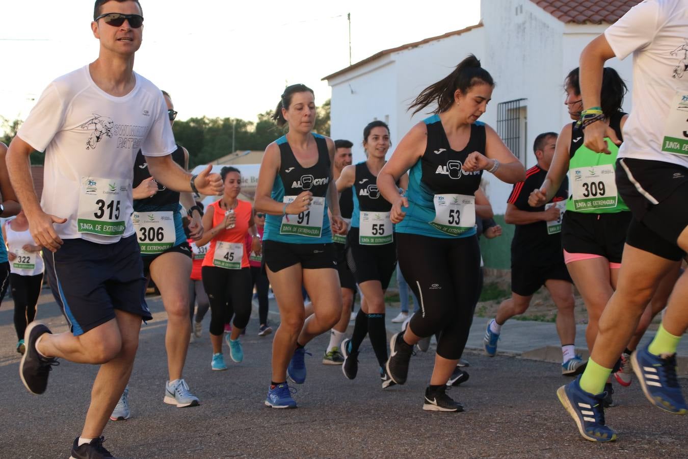 La Bazana acogió, ayer, la tercera edición de la carrera popular Juan José Galván Méndez 'Juanito'. Antonio Grillo Sánchez y María Dolores Pons Díaz fueron los vencedores de la prueba absoluta. La cita consiguió recaudar 405 euros que se destinarán, nuevamente, a la Asociación 'Todos contra la Histiocitosis'.