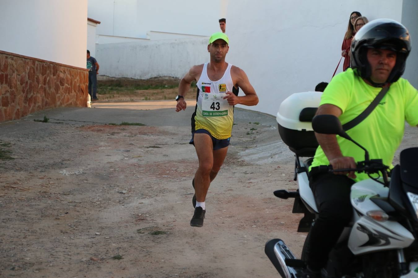 La Bazana acogió, ayer, la tercera edición de la carrera popular Juan José Galván Méndez 'Juanito'. Antonio Grillo Sánchez y María Dolores Pons Díaz fueron los vencedores de la prueba absoluta. La cita consiguió recaudar 405 euros que se destinarán, nuevamente, a la Asociación 'Todos contra la Histiocitosis'.