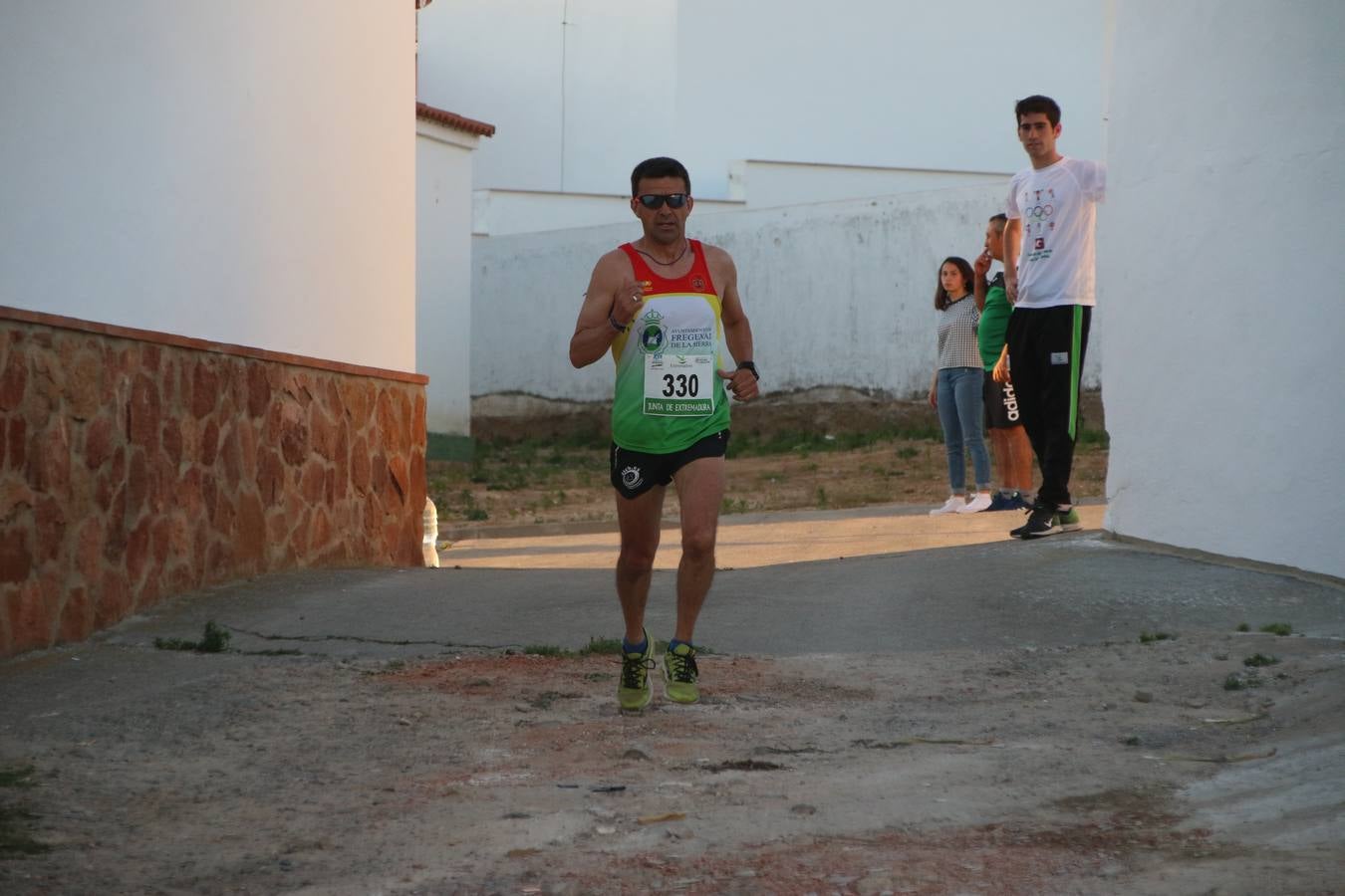 La Bazana acogió, ayer, la tercera edición de la carrera popular Juan José Galván Méndez 'Juanito'. Antonio Grillo Sánchez y María Dolores Pons Díaz fueron los vencedores de la prueba absoluta. La cita consiguió recaudar 405 euros que se destinarán, nuevamente, a la Asociación 'Todos contra la Histiocitosis'.