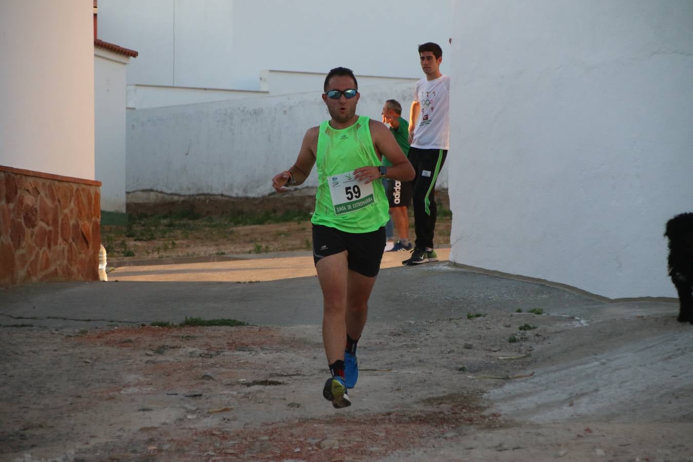 La Bazana acogió, ayer, la tercera edición de la carrera popular Juan José Galván Méndez 'Juanito'. Antonio Grillo Sánchez y María Dolores Pons Díaz fueron los vencedores de la prueba absoluta. La cita consiguió recaudar 405 euros que se destinarán, nuevamente, a la Asociación 'Todos contra la Histiocitosis'.