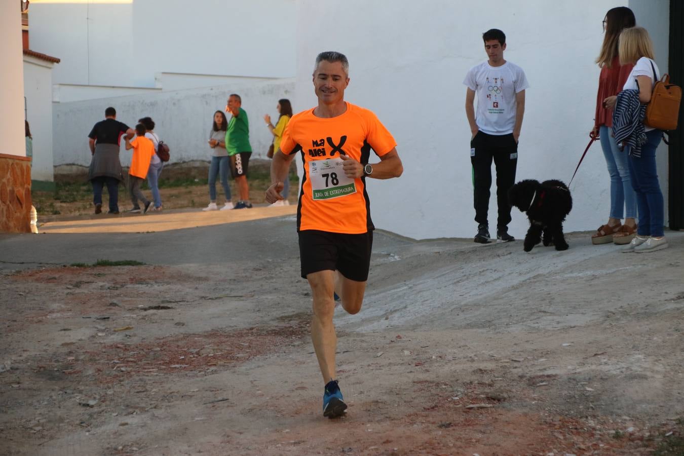 La Bazana acogió, ayer, la tercera edición de la carrera popular Juan José Galván Méndez 'Juanito'. Antonio Grillo Sánchez y María Dolores Pons Díaz fueron los vencedores de la prueba absoluta. La cita consiguió recaudar 405 euros que se destinarán, nuevamente, a la Asociación 'Todos contra la Histiocitosis'.