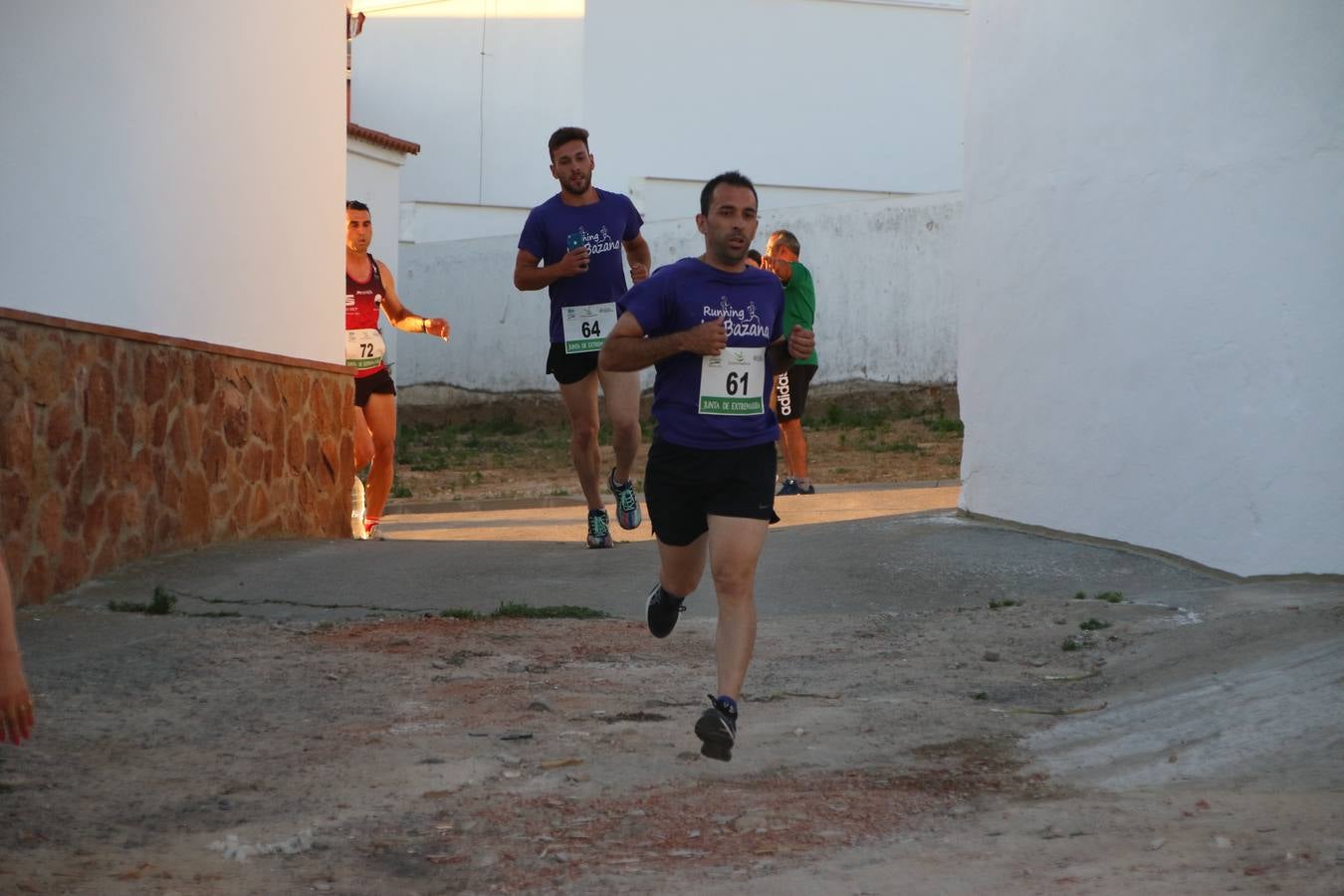 La Bazana acogió, ayer, la tercera edición de la carrera popular Juan José Galván Méndez 'Juanito'. Antonio Grillo Sánchez y María Dolores Pons Díaz fueron los vencedores de la prueba absoluta. La cita consiguió recaudar 405 euros que se destinarán, nuevamente, a la Asociación 'Todos contra la Histiocitosis'.