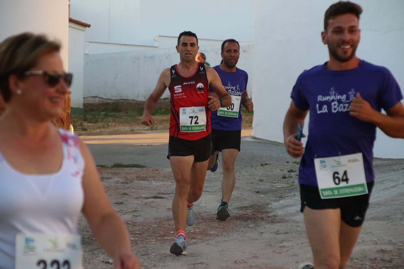 La Bazana acogió, ayer, la tercera edición de la carrera popular Juan José Galván Méndez 'Juanito'. Antonio Grillo Sánchez y María Dolores Pons Díaz fueron los vencedores de la prueba absoluta. La cita consiguió recaudar 405 euros que se destinarán, nuevamente, a la Asociación 'Todos contra la Histiocitosis'.